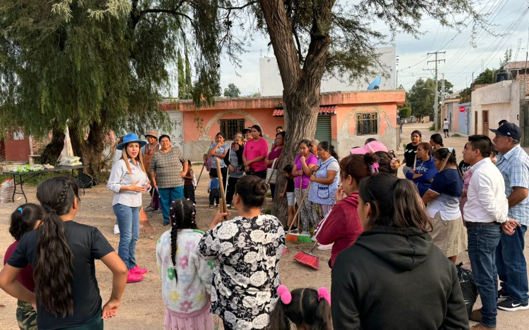 Sigue Melanie en su ruta de trabajo por el nuevo Silao; ahora organiza equipo de limpieza en El Capulín