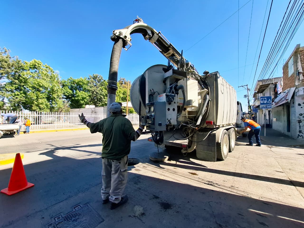 Realiza SAPAS acciones de mantenimiento preventivo y desazolve en el bulevar Baillères y la unidad deportiva